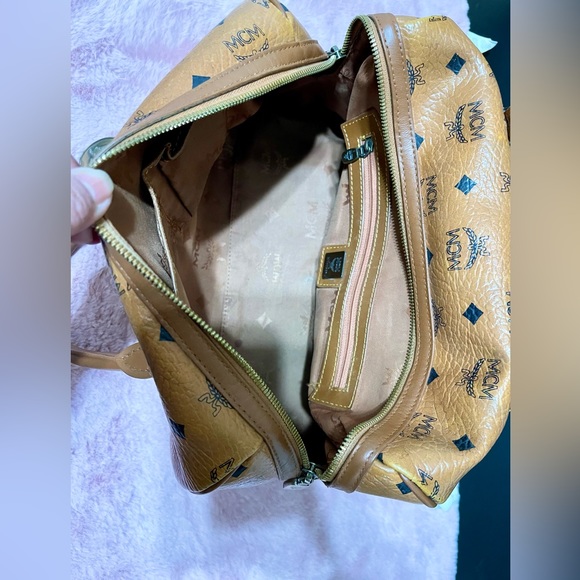 👜 MCM Visetos Cognac  Medium Boston Bag, with Lady Lion - 2-way bag - Picture 8 of 15